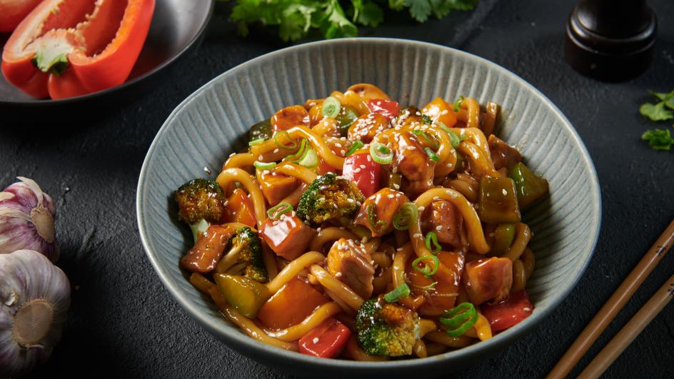 Teriyaki vištiena su udon makaronais ir daržovėmis