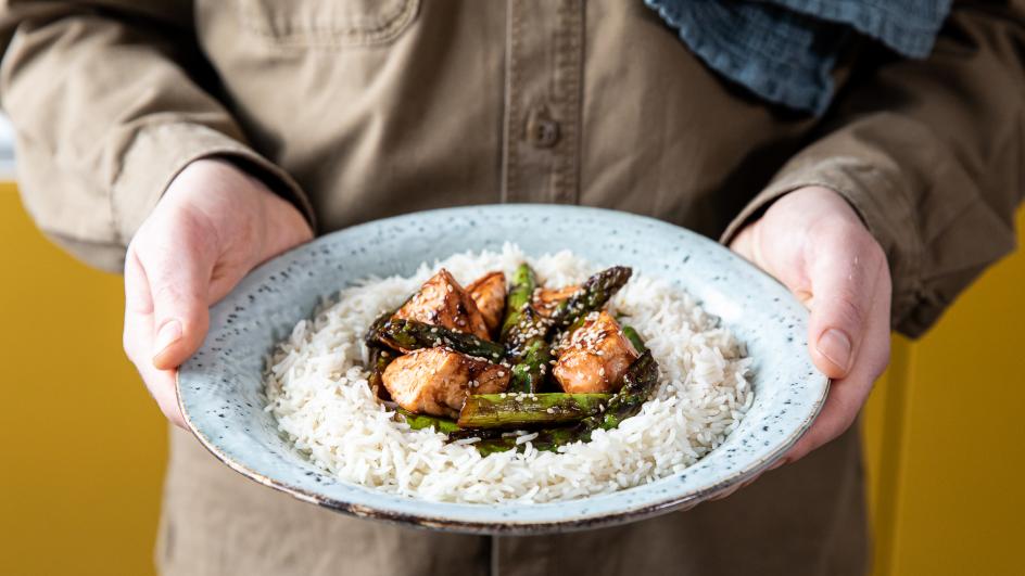 Teriyaki lašiša su šparagais
