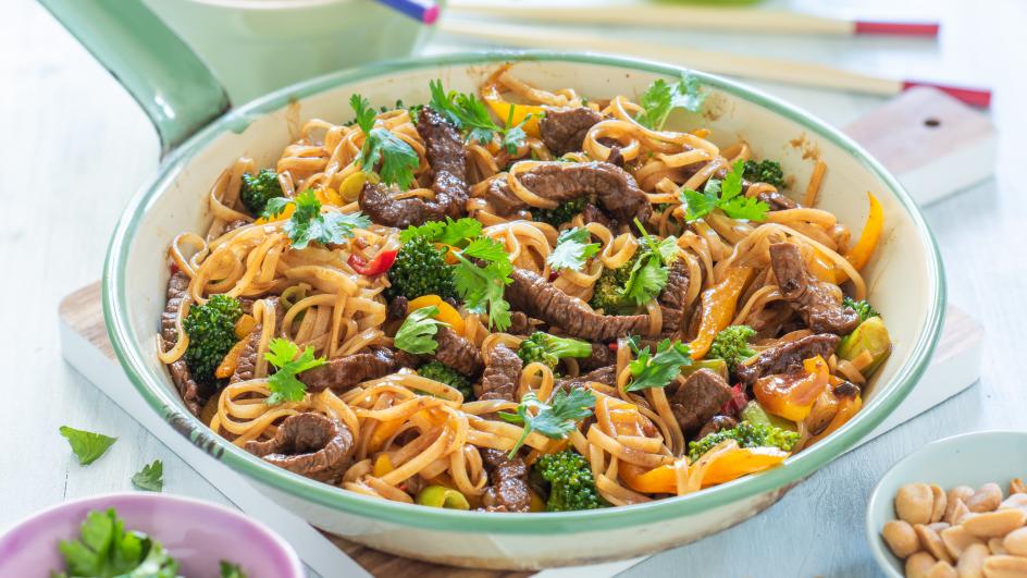Teriyaki ryžių makaronai su jautiena ir brokoliais