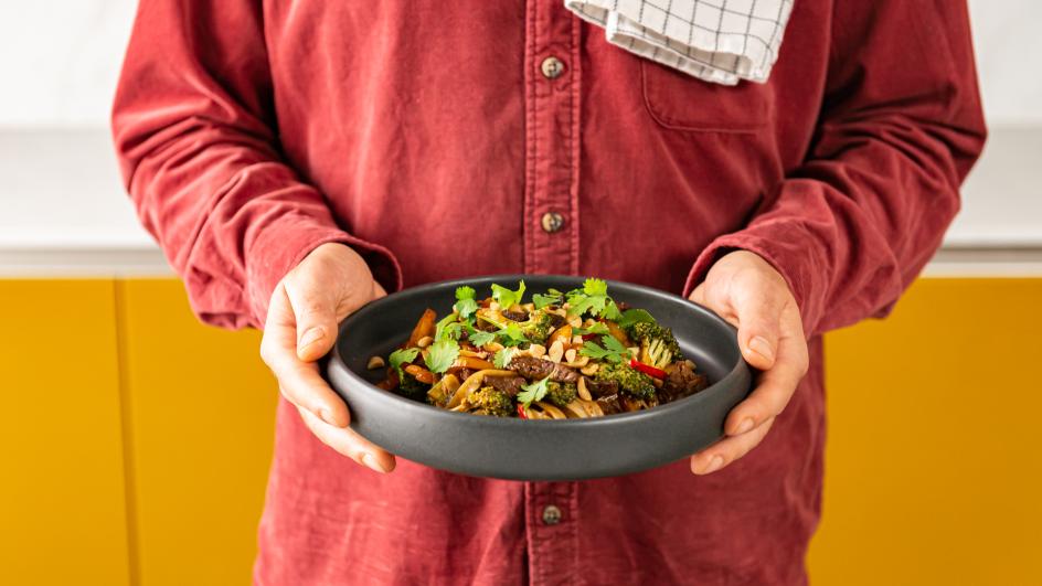 Teriyaki ryžių makaronai su jautiena ir brokoliais