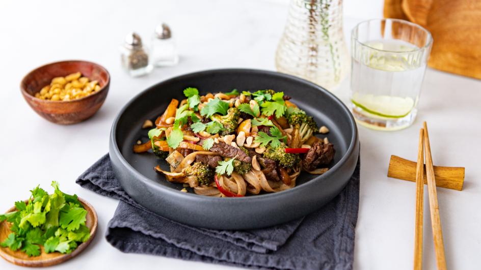 Teriyaki ryžių makaronai su jautiena ir brokoliais