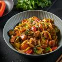 Teriyaki vištiena su udon makaronais ir daržovėmis