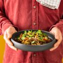 Teriyaki ryžių makaronai su jautiena ir brokoliais