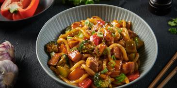 Teriyaki vištiena su udon makaronais ir daržovėmis