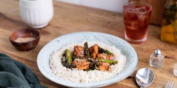 Teriyaki lašiša su šparagais