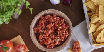 Meksikietiška salsa su kukurūzų traškučiais